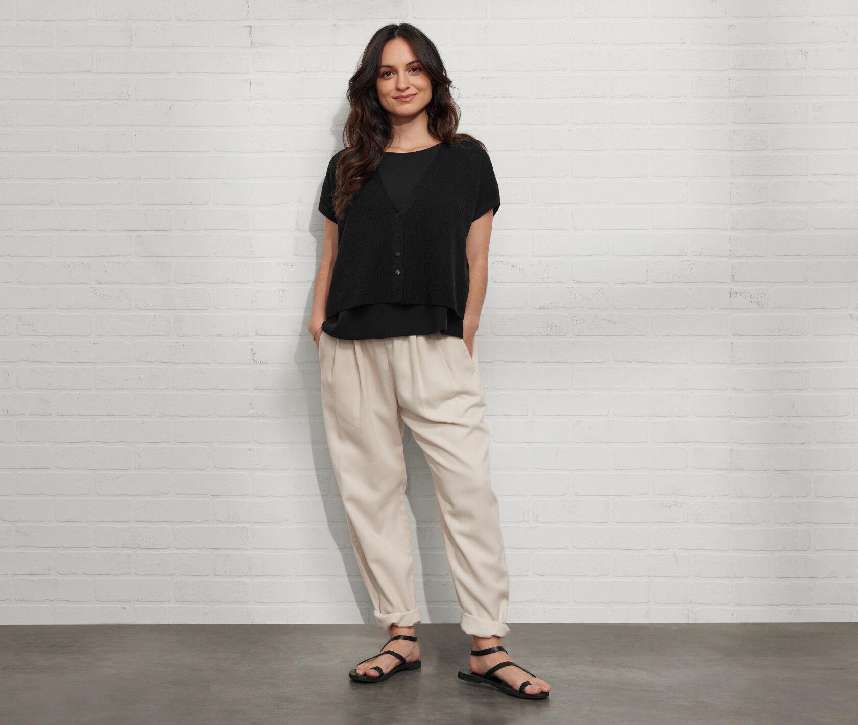 Petite woman wearing linen cotton top and linen pants.