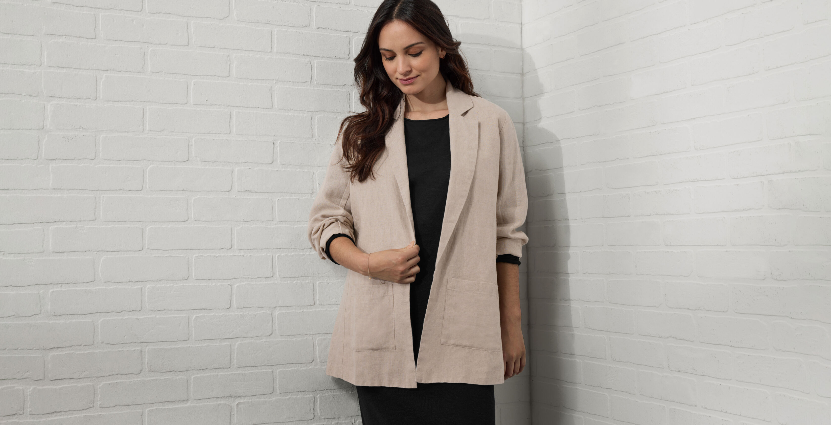 Petite woman wearing a linen blazer.