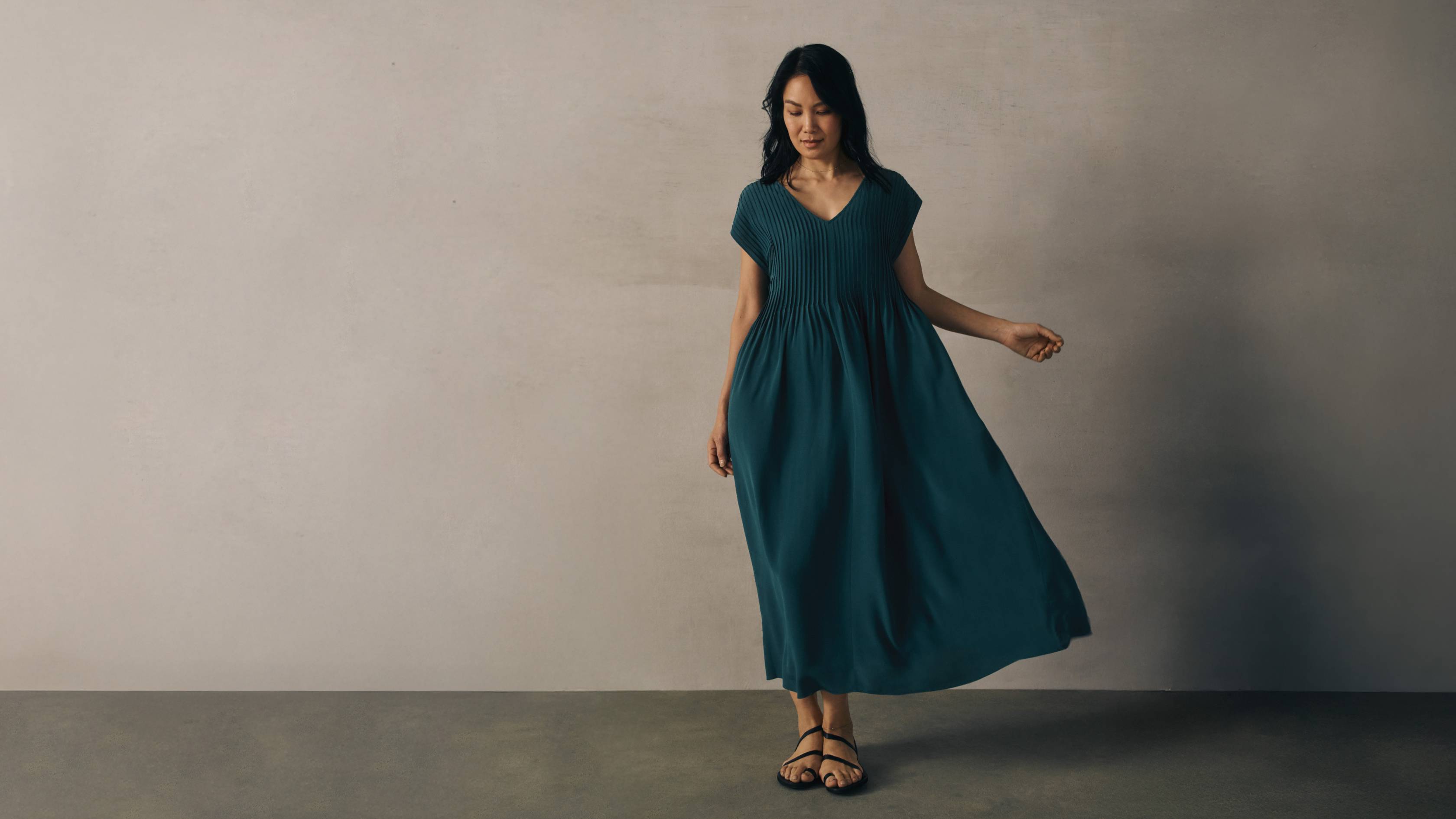 A simple wardrobe. A sustainable life.