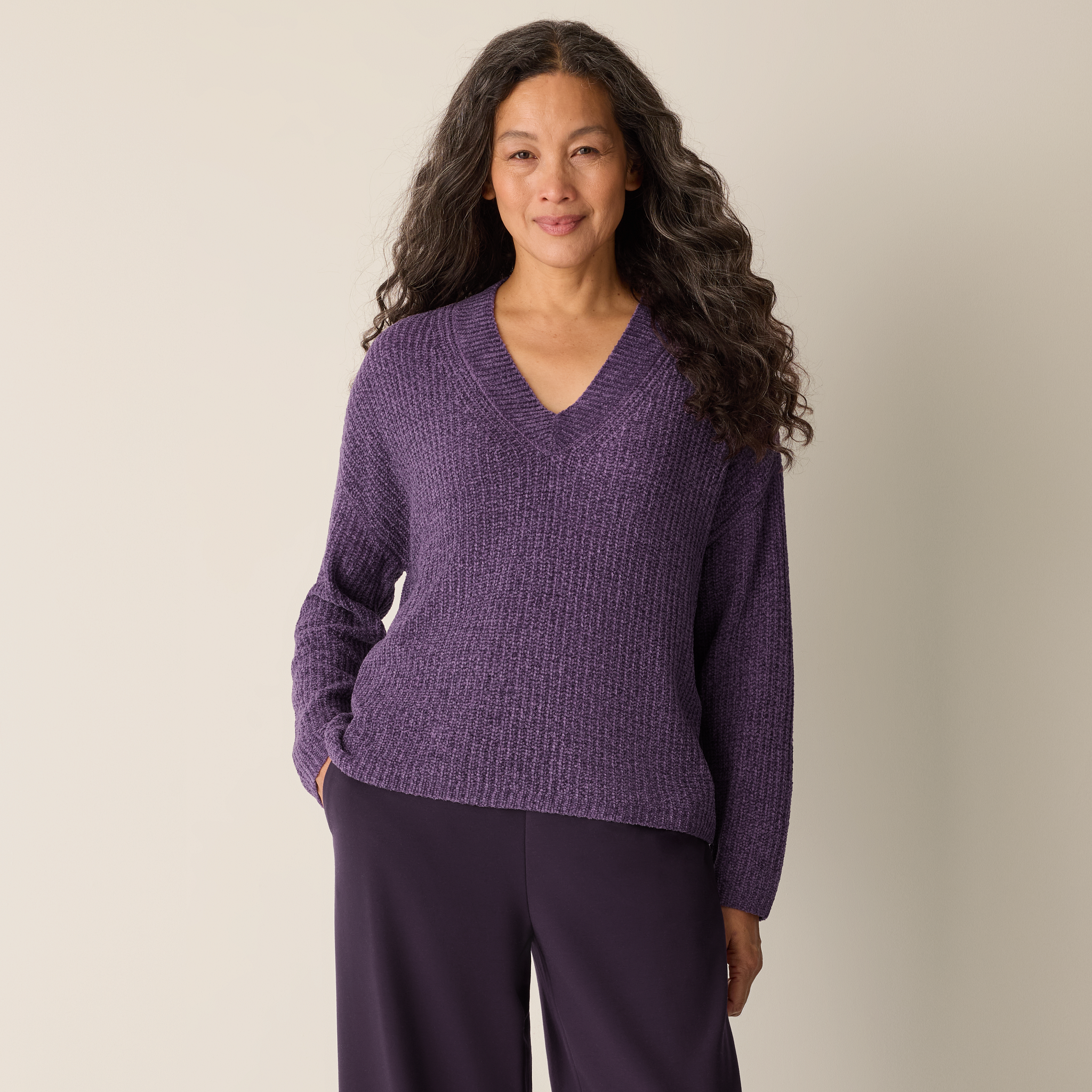 (取寄) アイリーン フィッシャー レディース シュニール ブレンド V ネック セーター Eileen Fisher women Chenille Blend V Neck Sweater Black Chenille Blend V-Neck Top | EILEEN FISHER