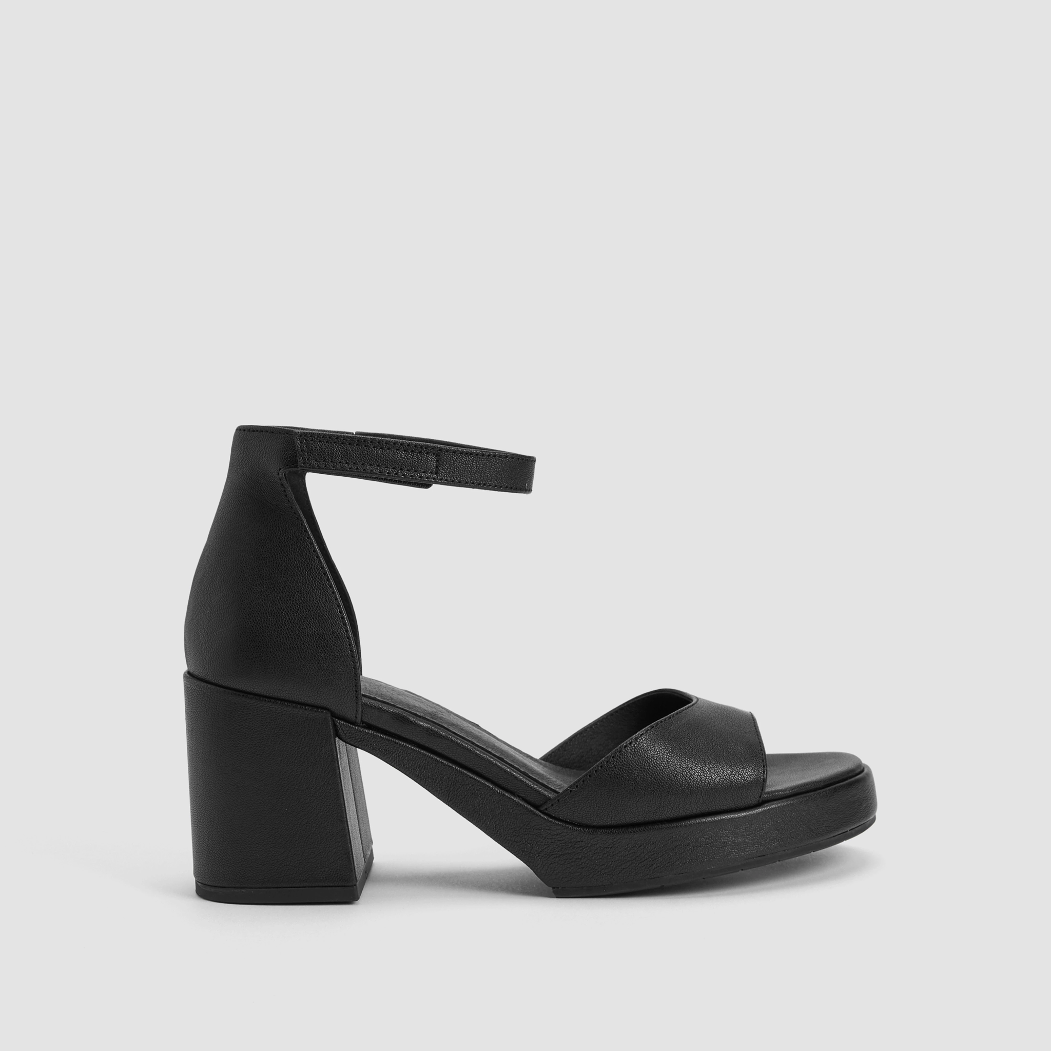 (取寄) アイリーン フィッシャー レディース ナバ サンダル Eileen Fisher women Nava Sandal Barley Nava Tumbled Leather Platform Sandal | EILEEN FISHER